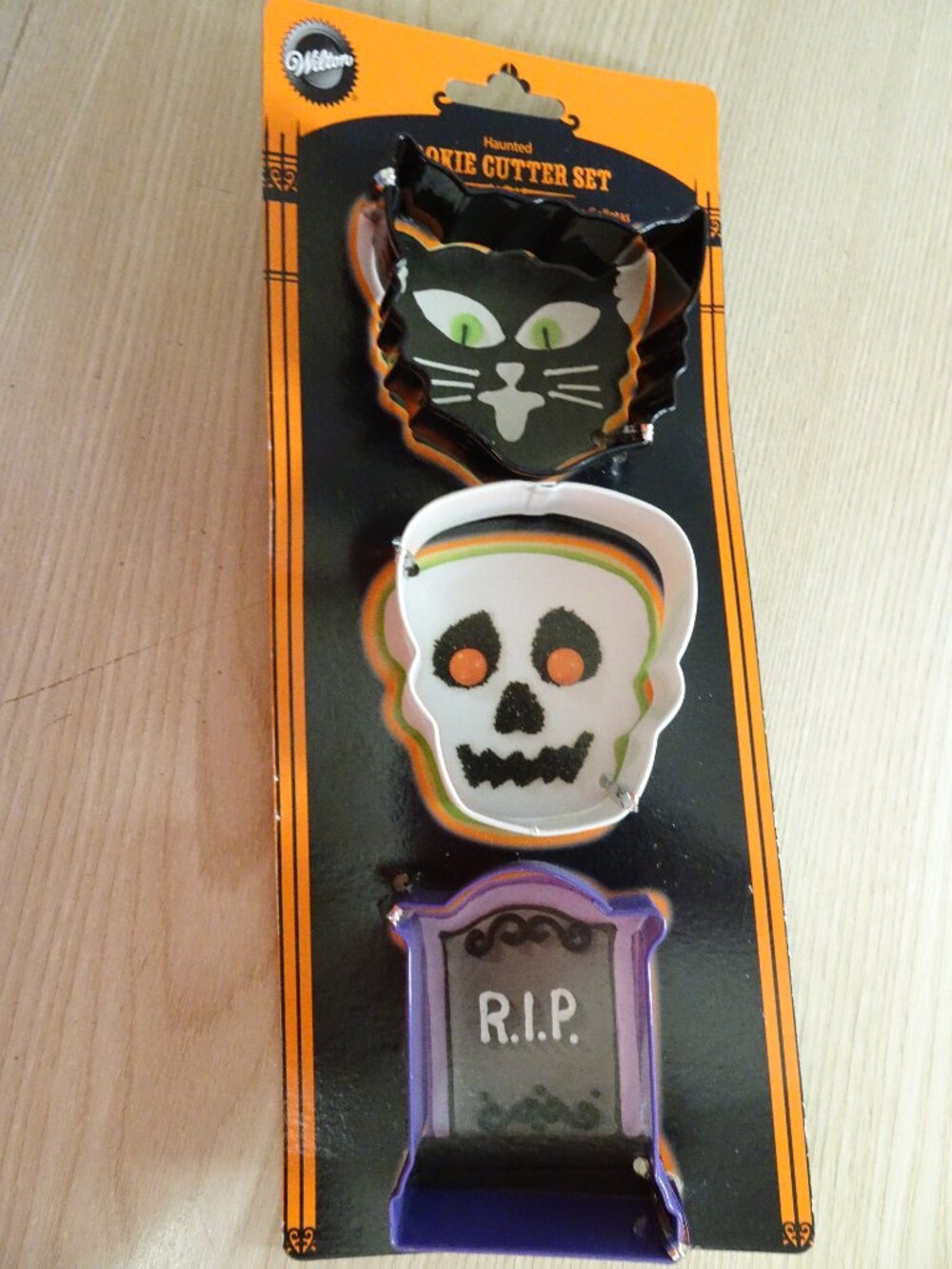 Set of 3 Halloween cookie cutters (cat, skull, tombstone), by Wilton, NWT